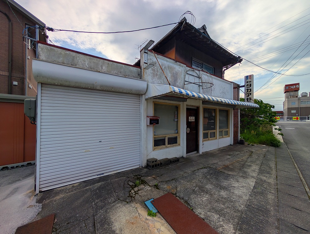 多室・店舗スペース付き・車庫付き・中心部近くの店舗併用住宅